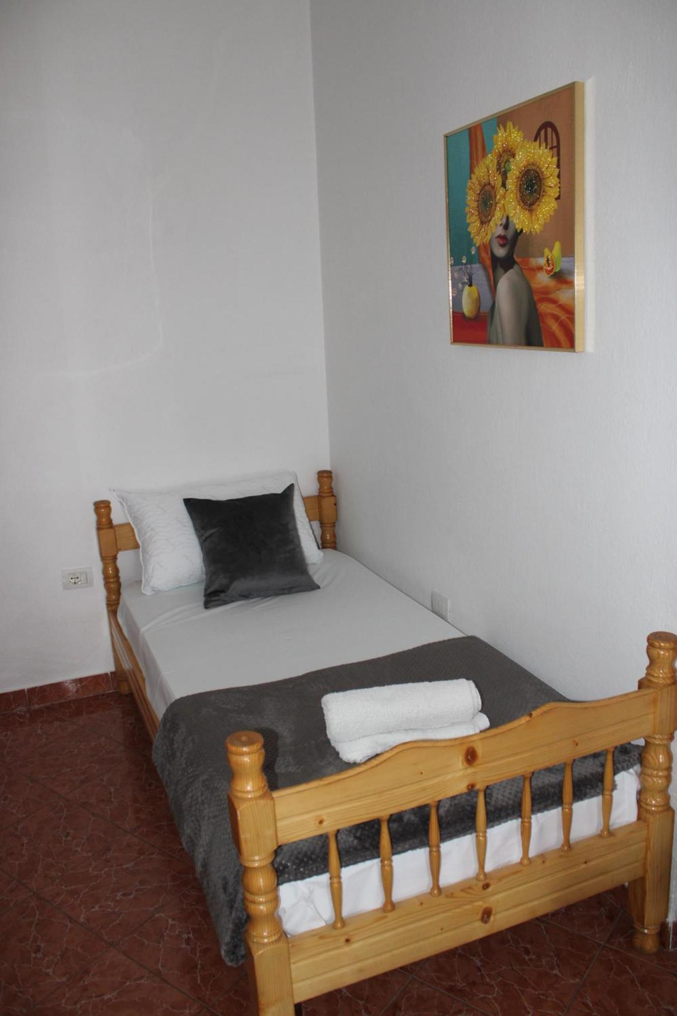 Crew Hostel Tirana Eksteriør billede