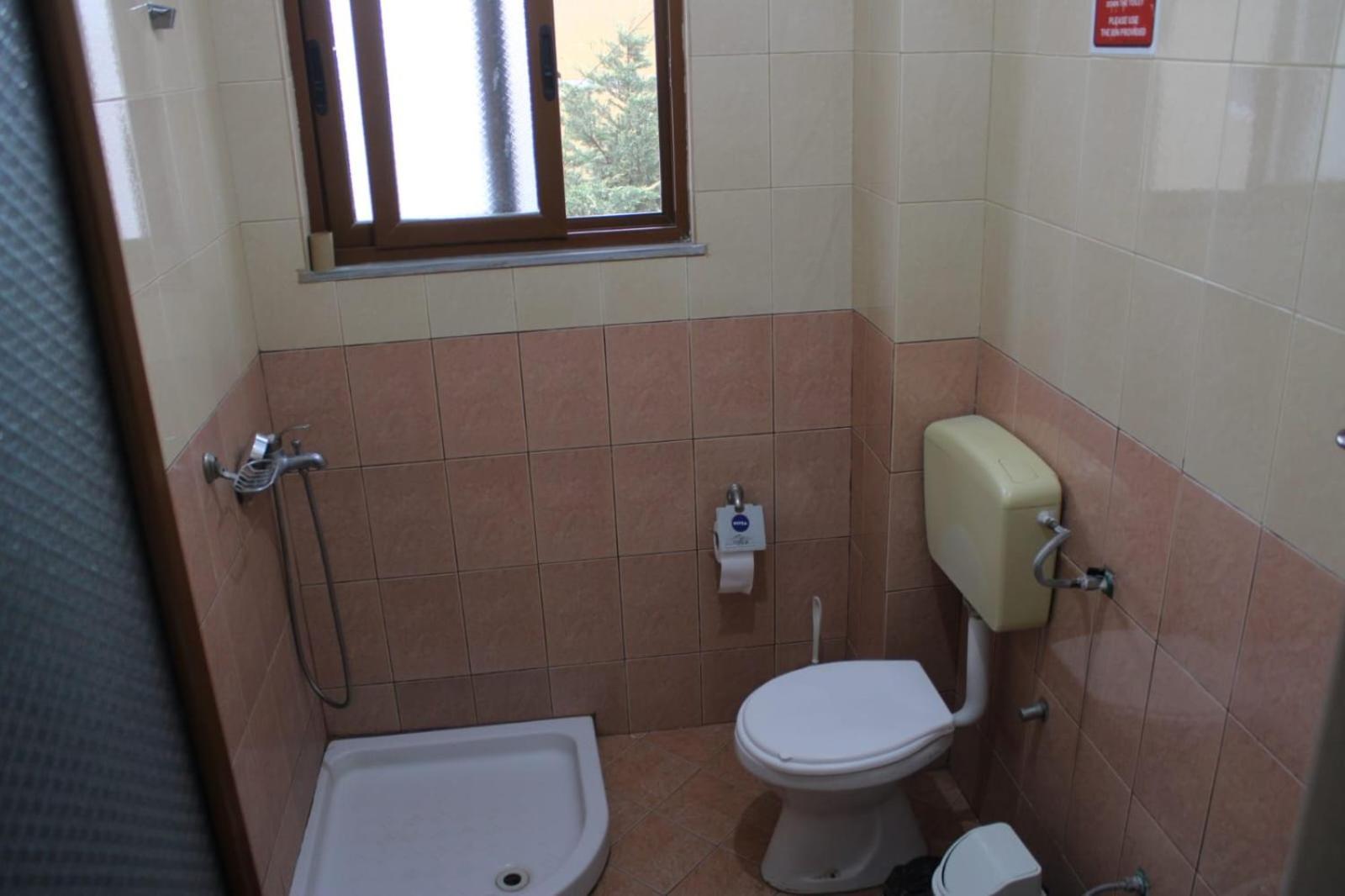 Crew Hostel Tirana Eksteriør billede