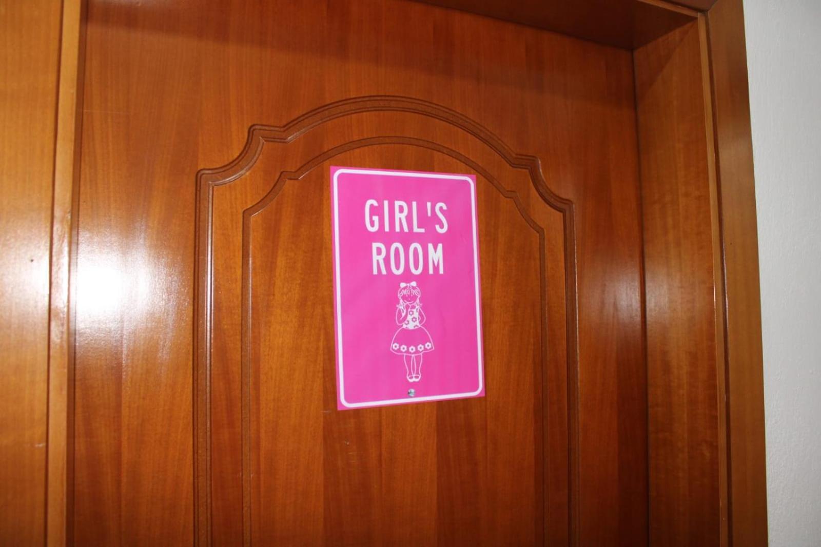 Crew Hostel Tirana Eksteriør billede